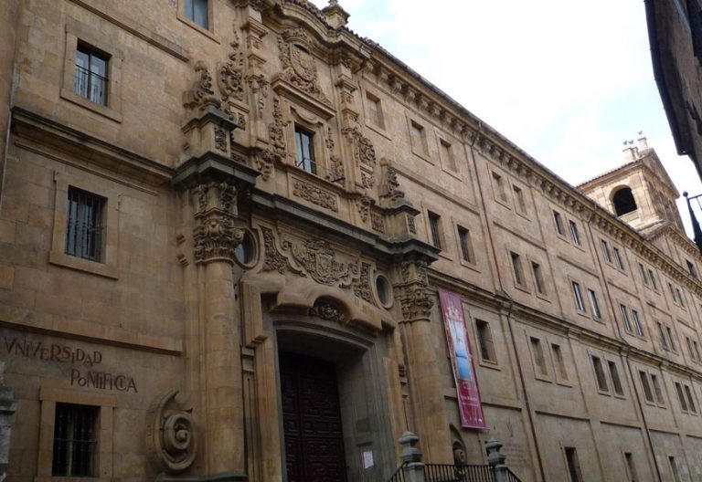 fachada principal Universidad Pontificia de Salamanca UPSA en la calle Compañía