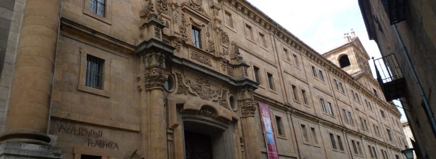 fachada principal Universidad Pontificia de Salamanca UPSA en la calle Compañía