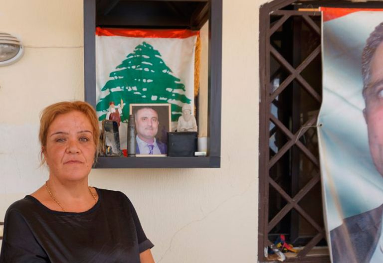 Amalia Awad, delante del altar que su hijo ha construido en honor a su padre, asesinado por el ISIS Líbano El Kaa