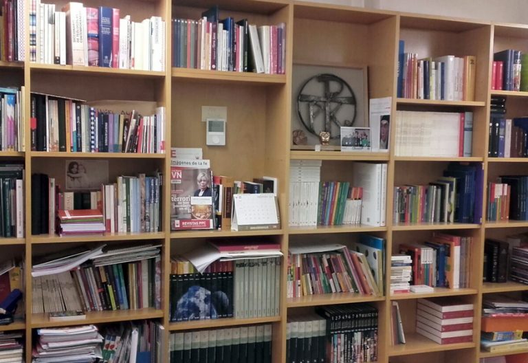 estantería con libros religiosos