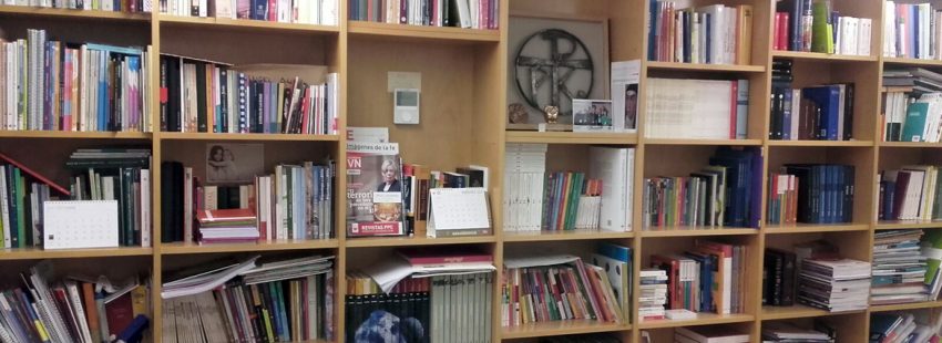 estantería con libros religiosos