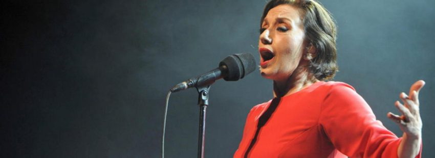 Luz Casal cantante durante un concierto