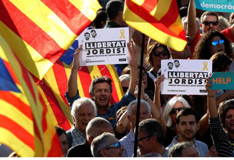 Manifestación en Barcelona el 21 de octubre tras conocerse que el Gobierno de Mariano Rajoy ha pedido la activación del artículo 155 de la Constitución en Cataluña
