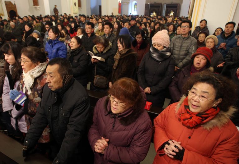 Una iglesia en China, abarrotada durante una celebración archivo