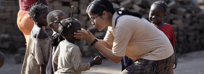 misionera asiática en Sudán del Sur con niños pequeños