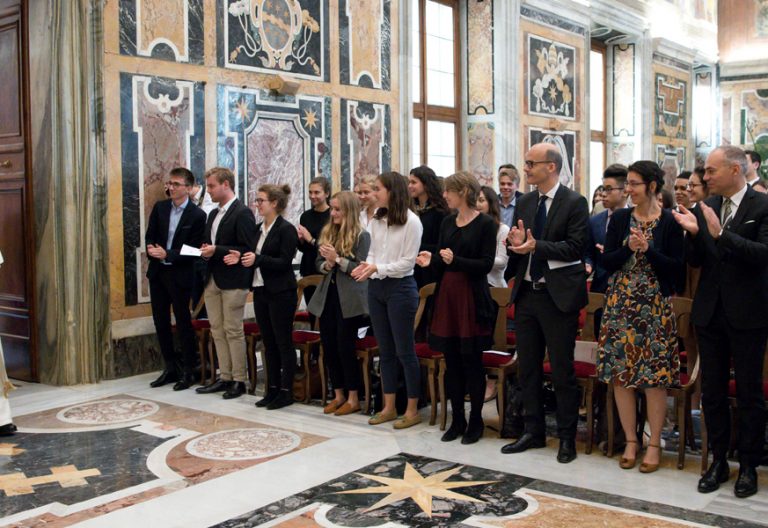papa Francisco recibe a alumnos franceses de economía de Institution des Chartreux octubre 2017