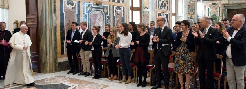 papa Francisco recibe a alumnos franceses de economía de Institution des Chartreux octubre 2017