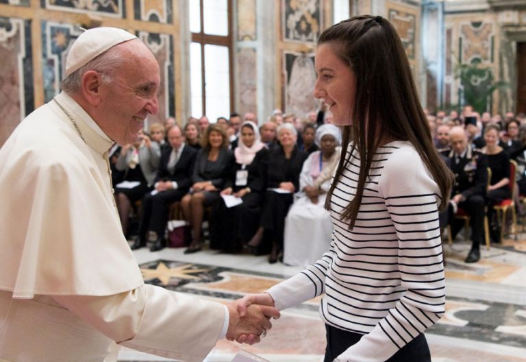 papa Francisco con participantes del congreso sobre dignidad de menores en Internet Congreso Pontificia Universidad Gregoriana octubre 2017