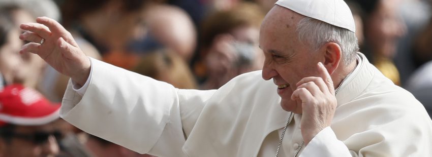 papa Francisco con la mano en la oreja en señal de escucha