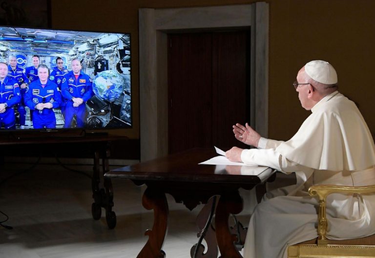 papa Francisco conversa con astronautas de la Estación Espacial Internacional octubre 2017