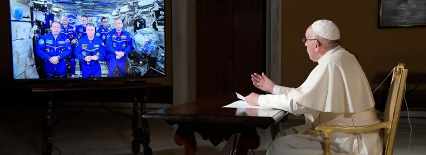 papa Francisco conversa con astronautas de la Estación Espacial Internacional octubre 2017