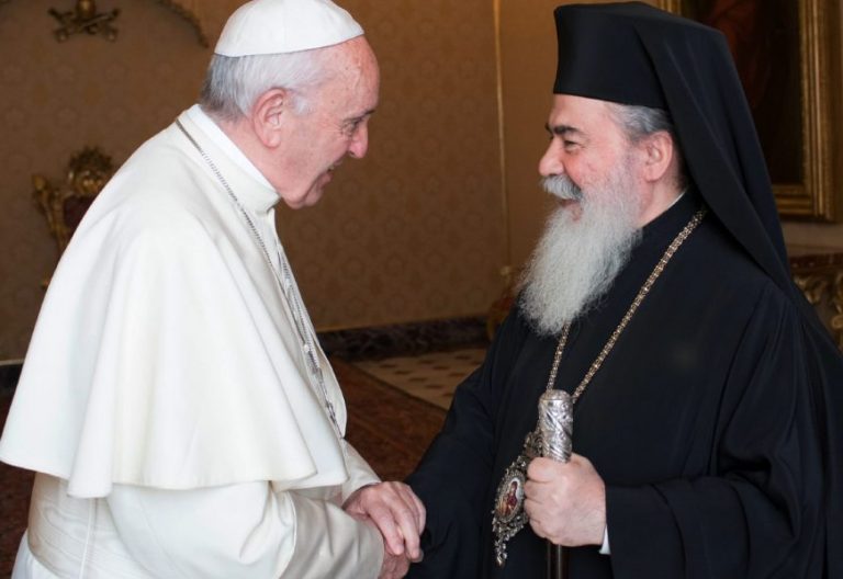 El Papa, con el patriarca greco ortodoxo Theophilos, en el Vaticano/CNS