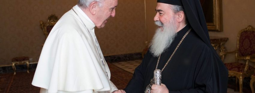 El Papa, con el patriarca greco ortodoxo Theophilos, en el Vaticano/CNS