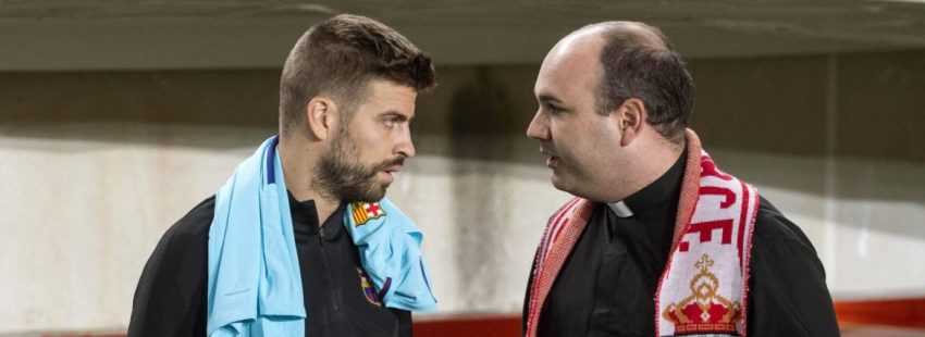 El defensa del F.C Barcelona Gerard Piqué (i) conversa con el capellán del Real Murcia Antonio