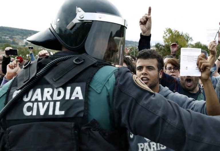 Incidentes en un centro electoral de Girona, con la Policía Nacional/EFE