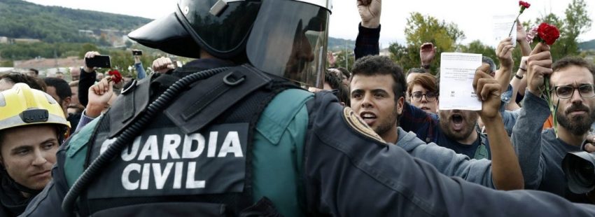 Incidentes en un centro electoral de Girona, con la Policía Nacional/EFE