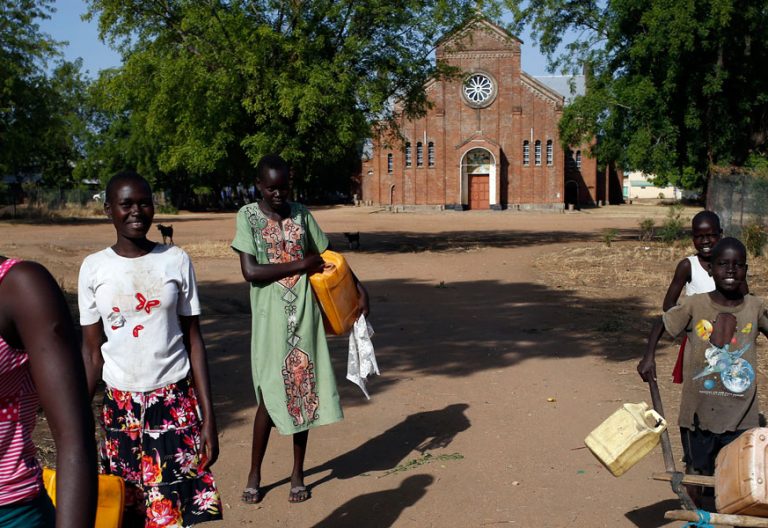 Familias en Sudán del Sur, a las puertas de una iglesia archivo