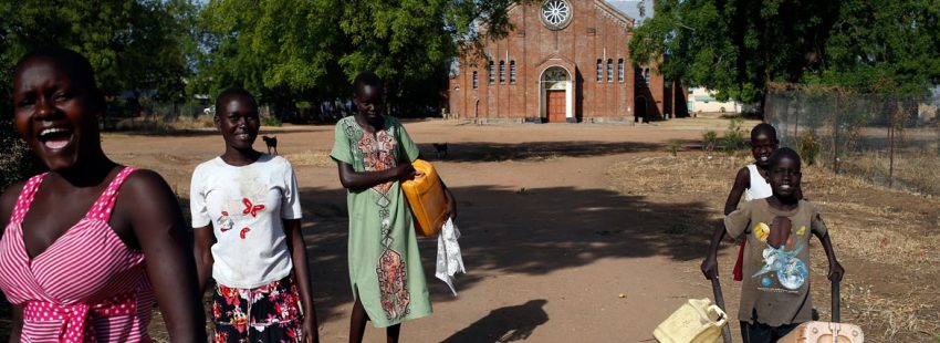 Familias en Sudán del Sur, a las puertas de una iglesia archivo