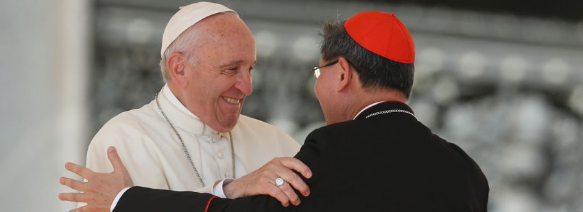 El cardenal Tagle y el papa Francisco, durante una audiencia archivo