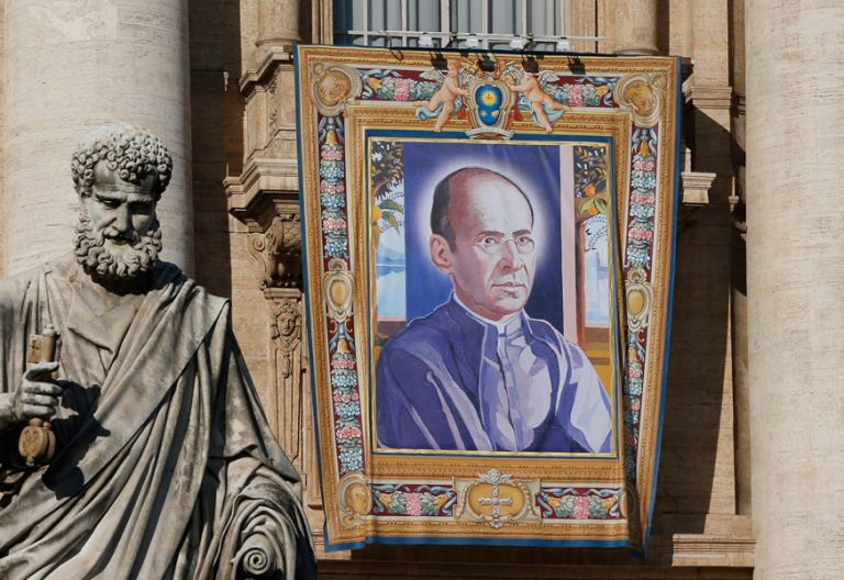 tapiz del padre Faustino Míguez en el Vaticano canonizado el 15 octubre 2017