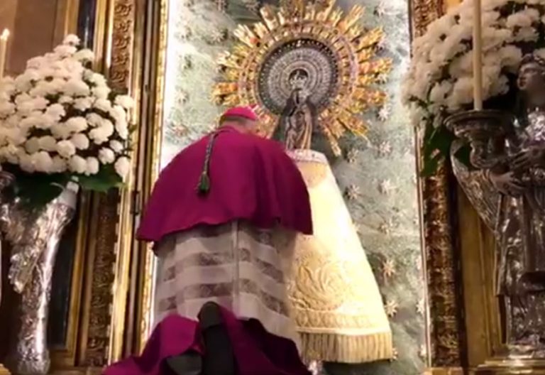 VIcente Jiménez arzobispo primado de Zaragoza reza ante la Virgen del Pilar 2017