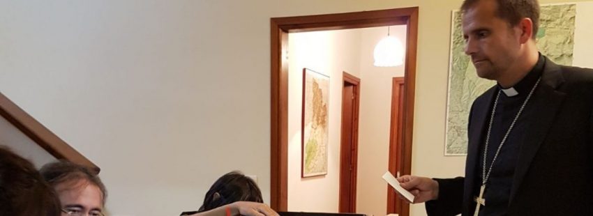 El obispo de Solsona, Xavier Novell, votando en el referéndum independentista del 1-O