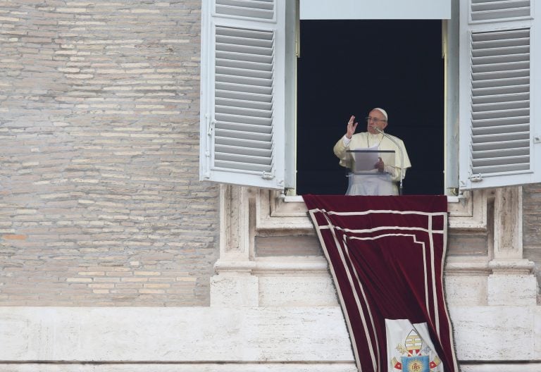 Francisco en el ángelus: “Ese mendigo, el necesitado que me tiende la mano, es Jesús”