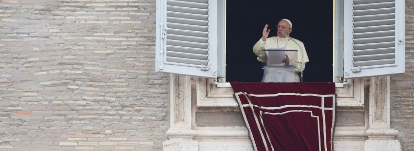 Francisco en el ángelus: “Ese mendigo, el necesitado que me tiende la mano, es Jesús”