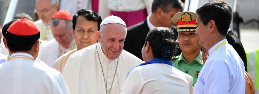 El Papa se encuentra en Myanmar con el jefe del Ejército