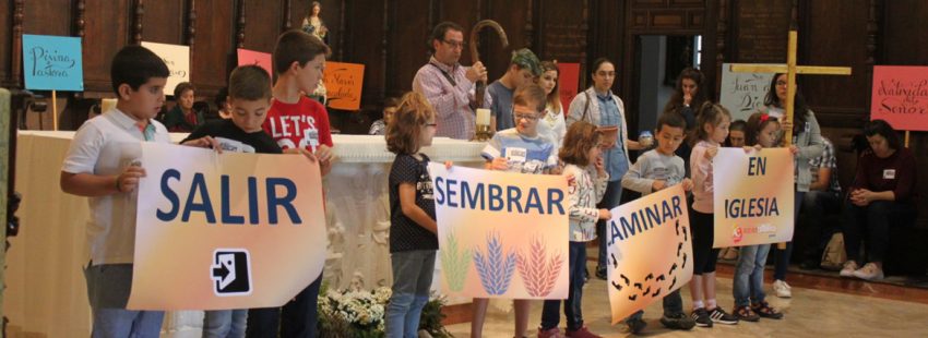 niños personas miembros de Acción Católica durante un encuentro en una celebración