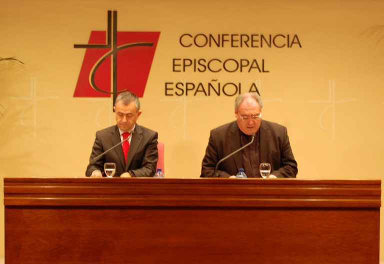 José María Gil Tamayo secretario general Conferencia Episcopal Española CEE y Fernando Giménez Barriocanal rueda prensa final Asamblea Plenaria noviembre 2017