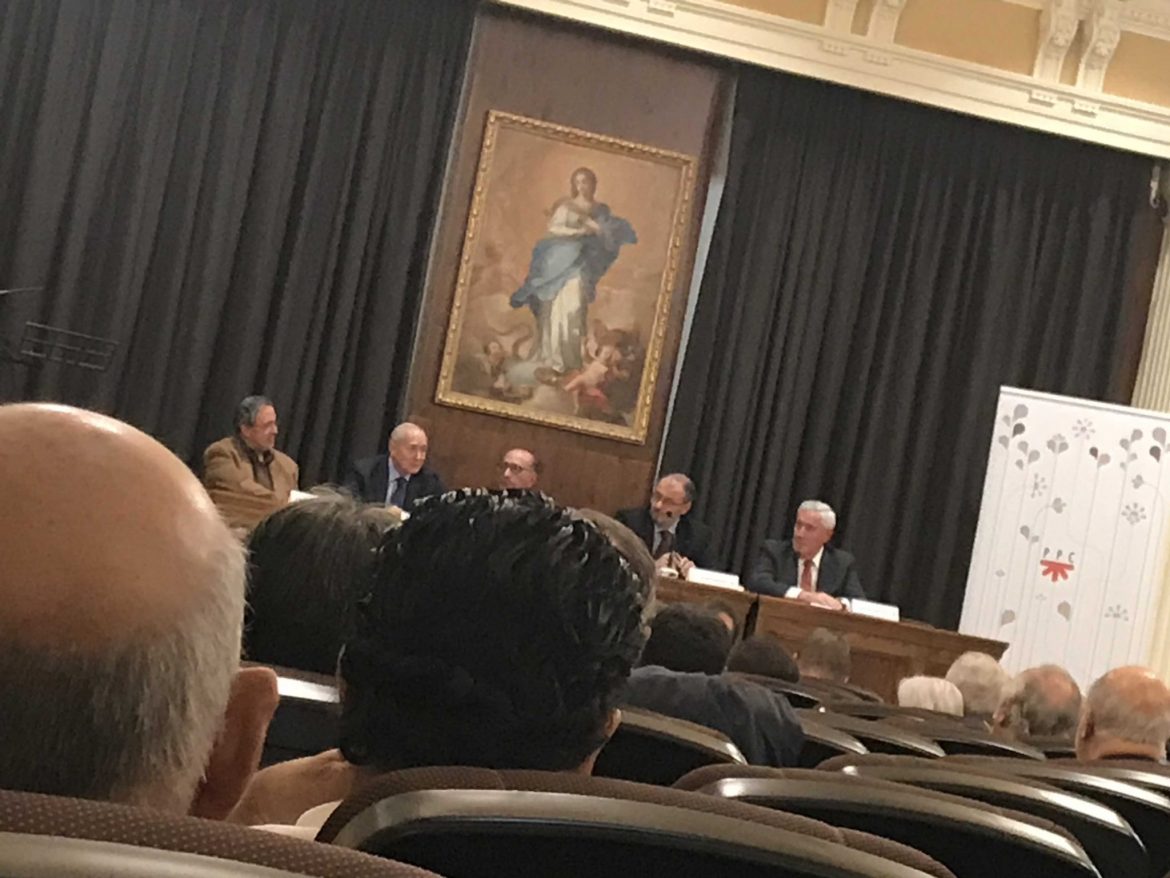 Vista del Salón Arrupe, en Madrid, donde el cardenal Omella presidió la presentación del libro