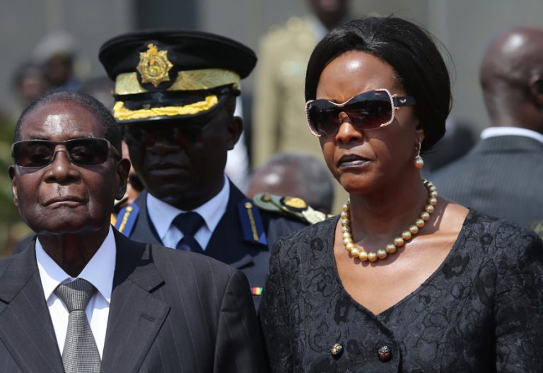 El presidente de Zimbabwe, Robert Mugabe, y su mujer, Grace