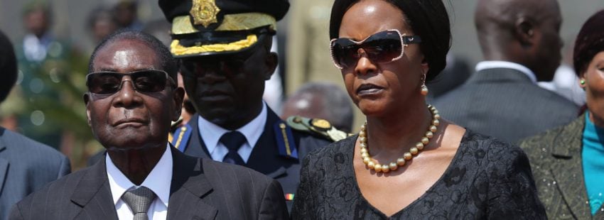 El presidente de Zimbabwe, Robert Mugabe, y su mujer, Grace