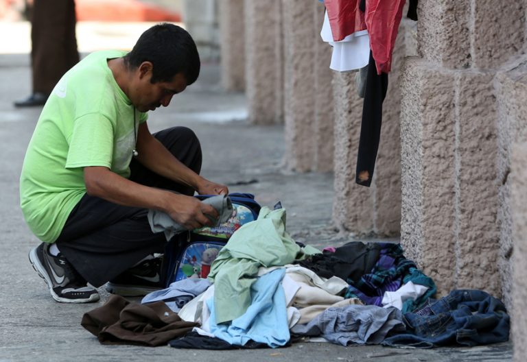 Una persona sin hogar, en la calle. Pobreza
