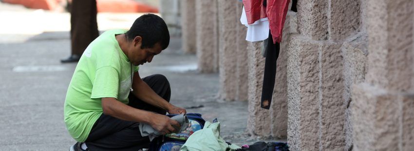 Una persona sin hogar, en la calle. Pobreza