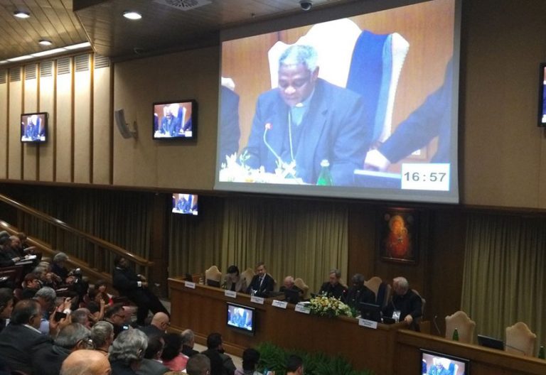 cardenal Peter Turkson lee el mensaje de papa Francisco en la clausura del encuentro internacional