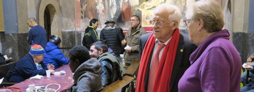 El Padre Ángel y la religiosa Viqui Molins durante la presentación a los medios de comunicación