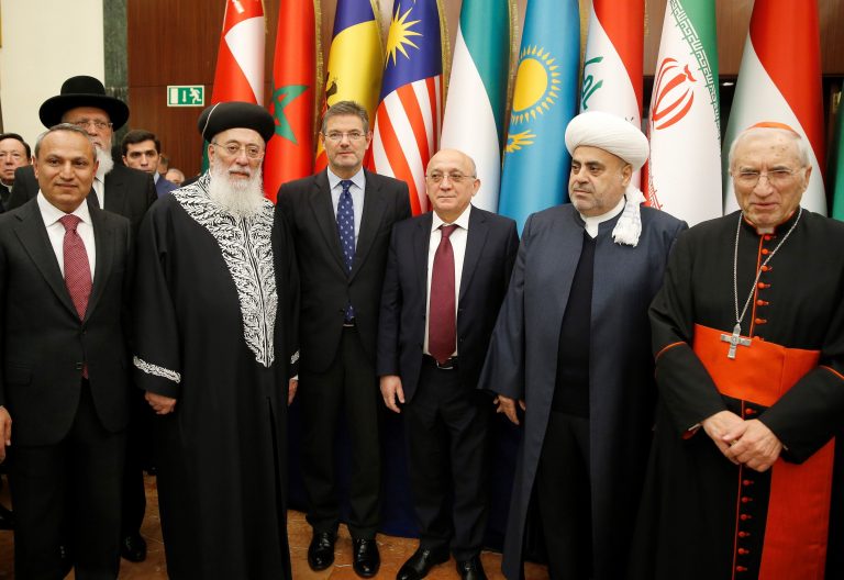 El ministro de Justicia, Rafael Catalá, junto a líderes religiones en jornada por la paz