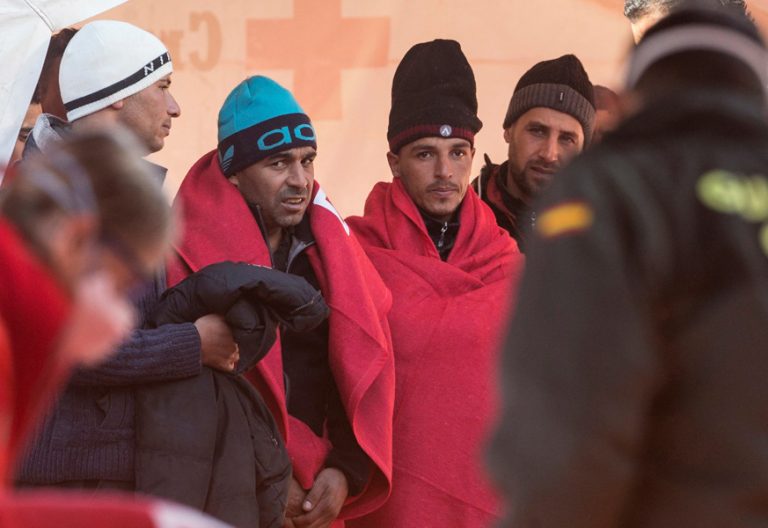 grupo de inmigrantes argelinos que llegaron en patera a Cartagena noviembre 2017