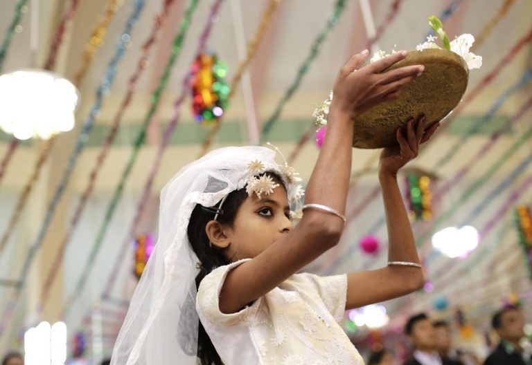 niña cristiana en Bangladesh en una celebración en Navidad