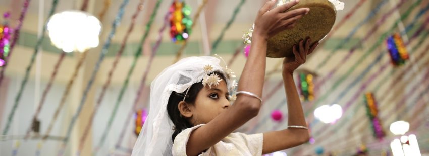 niña cristiana en Bangladesh en una celebración en Navidad