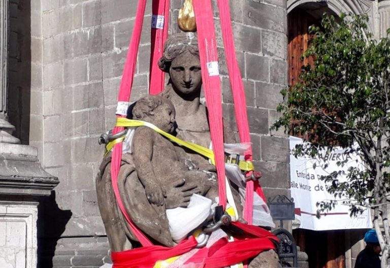 Retiran de la Catedral Metropolitana ‘La Fe’ y ‘La Caridad’ de Manuel Tolsá