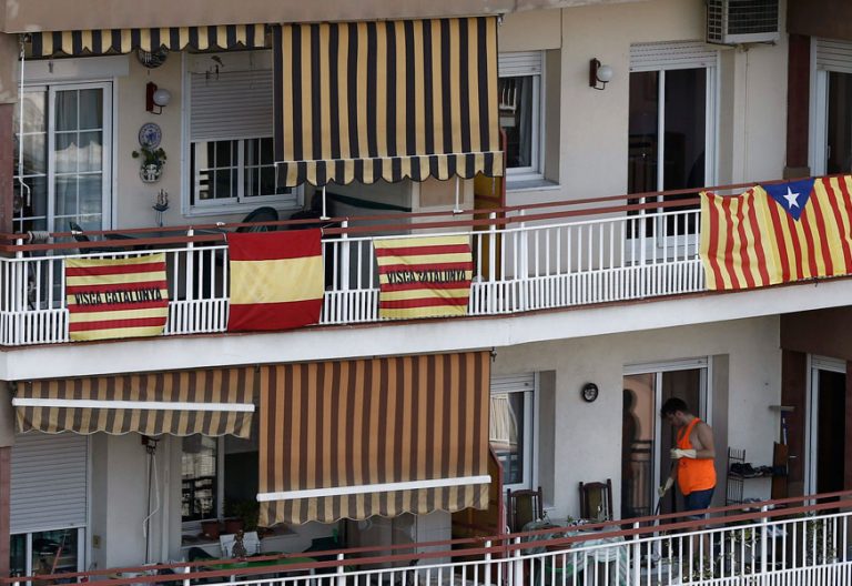 Un edificio en Barcelona, donde unos vecinos ondean su bandera española y los otros la estelada archivo