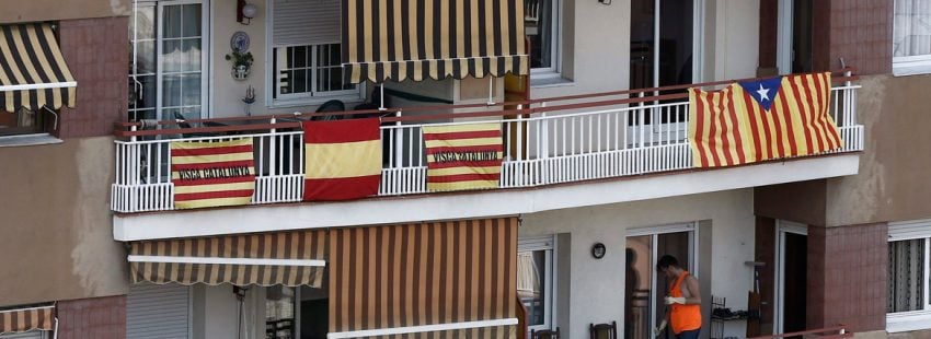 Un edificio en Barcelona, donde unos vecinos ondean su bandera española y los otros la estelada