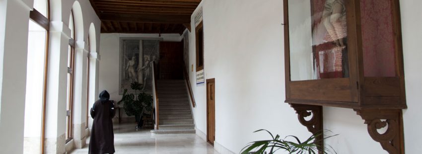 Una hermana pasea por un monasterio de clausura archivo