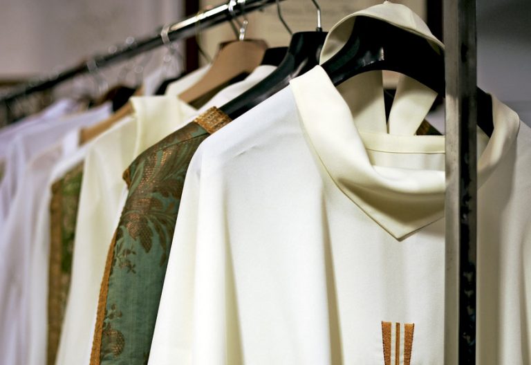 Un total de 2.300 personas cuelgan los hábitos cada año en el mundo