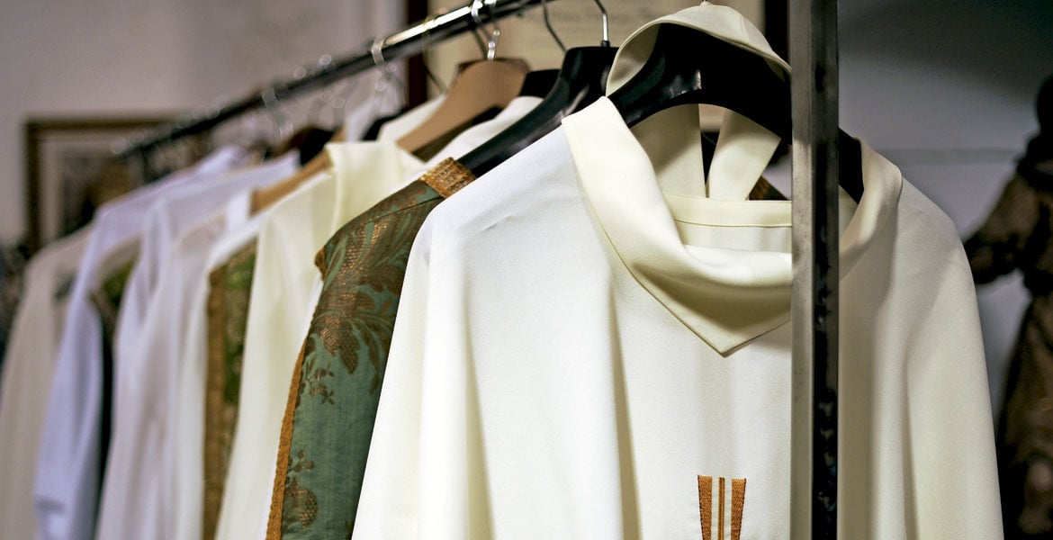 Un total de 2.300 personas cuelgan los hábitos cada año en el mundo