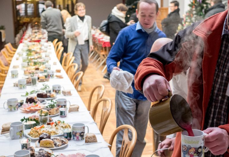 voluntarios preparan en Polonia una mesa para la cena de Nochebuena de personas pobres y sin hogar