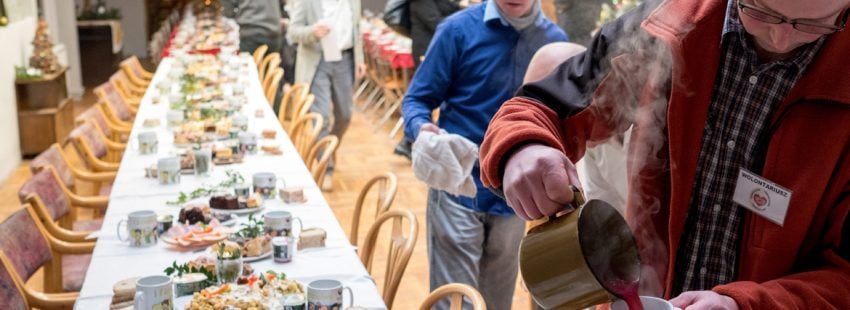 voluntarios preparan en Polonia una mesa para la cena de Nochebuena de personas pobres y sin hogar